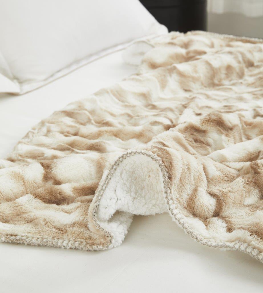 Regal Comfort - Whitetail Wave - Faux Fur Plush Throw Blanket 50"x70"